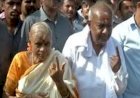 ಪತ್ನಿ ಸಮೇತ ಮತಗಟ್ಟೆಗೆ ಬಂದು ಮತದಾನ ಮಾಡಿದ ಮಾಜಿ ಪ್ರಧಾನಿ ಹೆಚ್.ಡಿ.ದೇವೇಗೌಡ