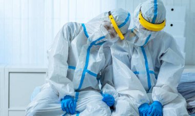 ಧಾರವಾಡ: ಕೋವಿಡ್ ಲಸಿಕೆ ಹಾಕುವ ಆರೋಗ್ಯ ಸಿಬ್ಬಂದಿಗೆ ವಾರದಲ್ಲಿ ಒಂದು ದಿನ ರಜೆ ನೀಡಿ