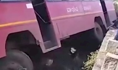 ಹುಬ್ಬಳ್ಳಿ : ಪಾಟಾ ಮುರಿದು ಹಳ್ಳಕ್ಕೆ ಬಿದ್ದ ಬಸ್! ಪ್ರಾಣಾಪಾಯದಿಂದ ಪಾರಾದ ಪ್ರಯಾಣಿಕರು