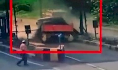 ಬೆಳಗಾವಿ: ವೇಗವಾಗಿ ಬಂದು ಟೋಲ್ ‌ನಾಕಾ ಮೇಲೆ ಎರಗಿದ ಲಾರಿ- ತಪ್ಪಿದ ಭಾರಿ ಅನಾಹುತ.!