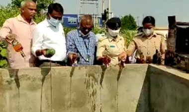 ಹುಬ್ಬಳ್ಳಿ: ಡೇಟ್ ಬಾರ್ ಆದ 7 ಲಕ್ಷರೂ .ಮೌಲ್ಯದ ಮದ್ಯ ನಾಶ ಮಾಡಿದ ಅಬಕಾರಿ ಅಧಿಕಾರಿಗಳು