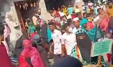 ಬಾಗಲಕೋಟೆ: ಹಿಜಾಬ್-ಕೇಸರಿ ಶಾಲು ಪ್ರತಿಭಟನೆ:ಕಲ್ಲು-ಚಪ್ಪಲಿ ತೂರಾಟ:ಒಬ್ಬನಿಗೆ ಗಾಯ