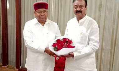 ಹುಬ್ಬಳ್ಳಿ: ಯುವಜನೋತ್ಸವಕ್ಕೆ ಆಗಮಿಸಿದ ರಾಜ್ಯಪಾಲರಿಗೆ ಸ್ವಾಗತಕೋರಿದ ಕ್ರೀಡಾ ಸಚಿವ