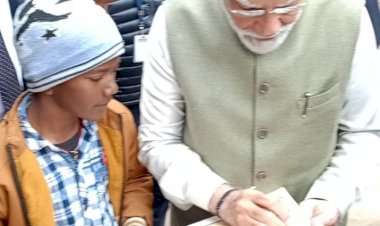 ಅಯೋಧ್ಯೆಯಲ್ಲಿ ಮಕ್ಕಳೊಂದಿಗೆ ಮೋದಿ ಸೆಲ್ಫಿ, ಆಟೋಗ್ರಾಫ್‌ ನೀಡಿದ ಪ್ರಧಾನಿ