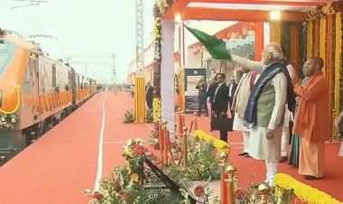 ವಂದೇ ಭಾರತ್ ಎಕ್ಸ್‌ಪ್ರೆಸ್ ರೈಲಿಗೆ ಪ್ರಧಾನಿ ನರೇಂದ್ರ ಮೋದಿ ಚಾಲನೆ