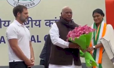 ರಾಹುಲ್ ಗಾಂಧಿ, ಖರ್ಗೆ ಸಮ್ಮುಖದಲ್ಲಿ ಕಾಂಗ್ರೆಸ್‌ ಸೇರಿದ ಆಂಧ್ರ ಸಿಎಂ ಸಹೋದರಿ ಶರ್ಮಿಳಾ