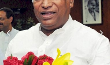 ನವದೆಹಲಿ : ಎಐಸಿಸಿ ಅಧ್ಯಕ್ಷ ಮಲ್ಲಿಕಾರ್ಜುನ ಖರ್ಗೆಗೆ 'ಇಂಡಿಯಾ' ಮೈತ್ರಿ ಕೂಟದ ಸಾರಥ್ಯ