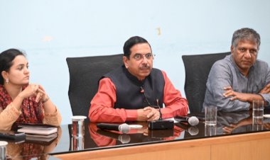 ಅವಳಿ ನಗರದಲ್ಲಿನ ಕಾಮಗಾರಿಗಳನ್ನು ಶೀಘ್ರದಲ್ಲಿ ಮುಗಿಸಿ : ಅಧಿಕಾರಿಗಳ ಜೊತೆ ಜೋಶಿ ಸಭೆ