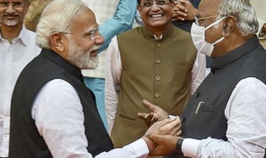 ಭಾಷಣ ಮಾಡುತ್ತಲೇ ಮಲ್ಲಿಕಾರ್ಜುನ ಖರ್ಗೆ ಅಸ್ವಸ್ಥ: ಕರೆ ಮಾಡಿ ಆರೋಗ್ಯ ವಿಚಾರಿಸಿದ ಮೋದಿ!