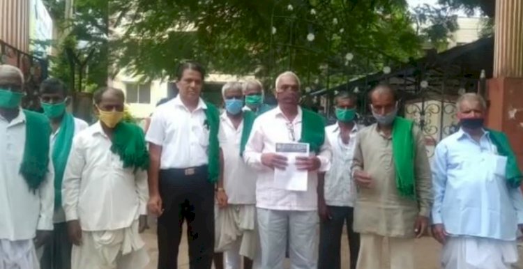 ಧಾರವಾಡ: ಬೆಳೆ ಹಾನಿಗೆ ಪರಿಹಾರ ನೀಡುವಂತೆ ರೈತರಿಂದ ಒತ್ತಾಯ