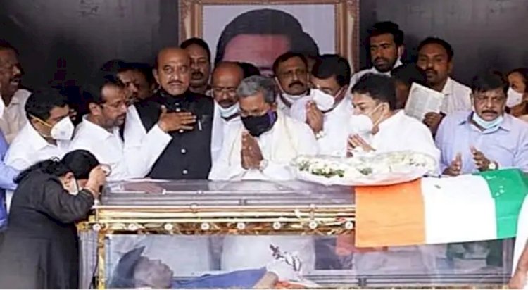 ಆಸ್ಕರ್ ಫರ್ನಾಂಡಿಸ್ ಪಾರ್ಥಿವ ಶರೀರ : ಕಾಂಗ್ರೆಸ್ ನಾಯಕರಿಂದ ಅಂತಿಮ ನಮನ