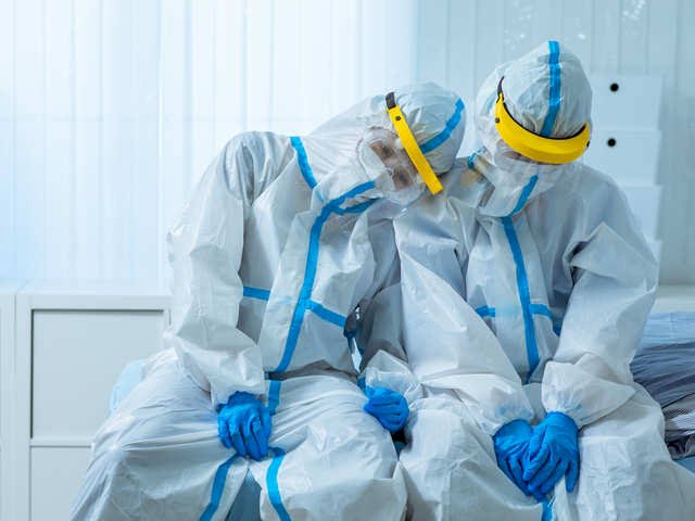 ಧಾರವಾಡ: ಕೋವಿಡ್ ಲಸಿಕೆ ಹಾಕುವ ಆರೋಗ್ಯ ಸಿಬ್ಬಂದಿಗೆ ವಾರದಲ್ಲಿ ಒಂದು ದಿನ ರಜೆ ನೀಡಿ