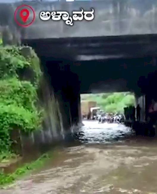 ಅಳ್ನಾವರ: ಮಳೆಗೆ ರಸ್ತೆ ಬಂದ.ಕೆಲಕಾಲ ಉದ್ವಿಗ್ನ ಪರಿಸ್ಥಿತಿ ನಿರ್ಮಾಣ.