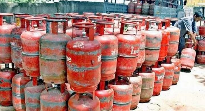 ಹಬ್ಬಕ್ಕೆ ಬೆಲೆ ಬಿಸಿ : ಎಲ್ ಪಿಜಿ ಸಿಲಿಂಡರ್ 265 ರೂ.ಏರಿಕೆ