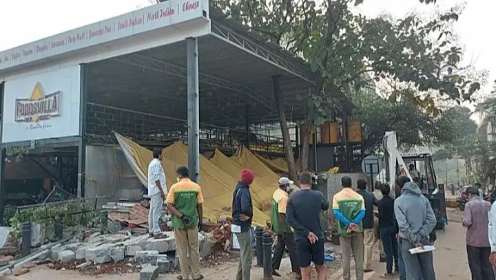 ಫುಡ್ ವಿಲ್ಲಾ ಕಂಪೌಂಡ್ ತೆರವುಗೊಳಿಸಿದ ಮಹಾನಗರ ಪಾಲಿಕೆ