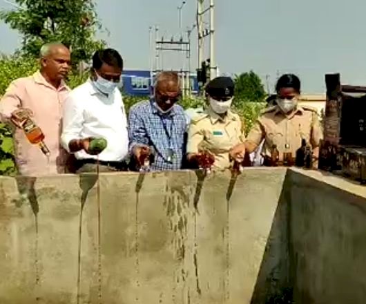 ಹುಬ್ಬಳ್ಳಿ: ಡೇಟ್ ಬಾರ್ ಆದ 7 ಲಕ್ಷರೂ .ಮೌಲ್ಯದ ಮದ್ಯ ನಾಶ ಮಾಡಿದ ಅಬಕಾರಿ ಅಧಿಕಾರಿಗಳು