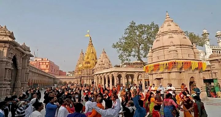 ಹೊಸ ವರ್ಷದ ಮೊದಲ ದಿನ ಕಾಶಿಗೆ ಭೇಟಿ ಕೊಟ್ಟ 5 ಲಕ್ಷ ಜನ