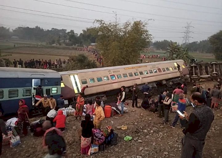 ಹಳಿ ತಪ್ಪಿದ ರೈಲು ; ಮೂವರ ಸಾವು,ಹಲವರಿಗೆ ಗಾಯ