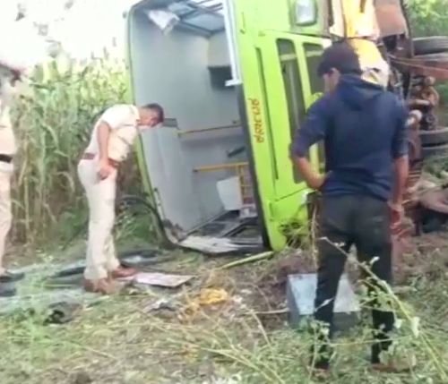 ನವಲಗುಂದ ಬ್ರೇಕಿಂಗ್: ಅತಿಯಾದ ವೇಗದಿಂದ ಹೊಲಕ್ಕೆ ನುಗ್ಗಿ ಪಲ್ಟಿಯಾದ ಬಸ್