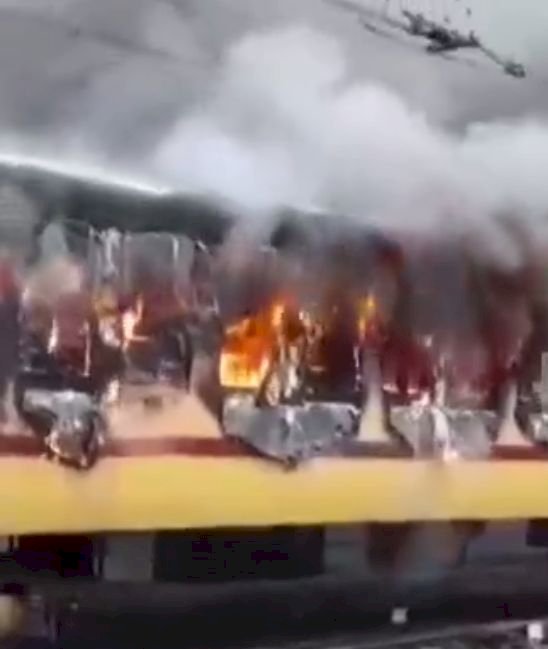 ರೈಲ್ವೇ ಪರೀಕ್ಷೆಯಲ್ಲಿ ಅಕ್ರಮ : ರೈಲಿಗೆ ಬೆಂಕಿ ಹಚ್ಚಿ ವಿದ್ಯಾರ್ಥಿಗಳ ಆಕ್ರೋಶ