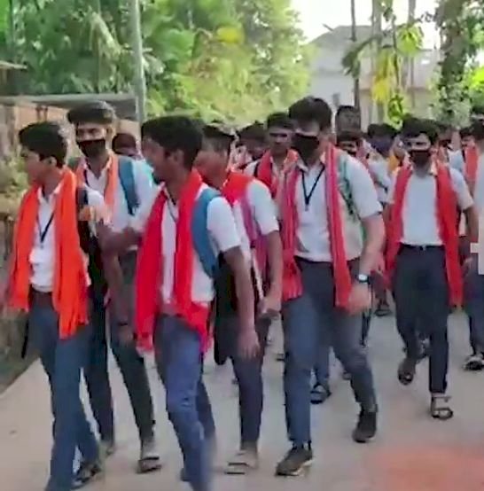 ಉಡುಪಿ: ಬ್ರೇಕಿಂಗ್ ನ್ಯೂಸ್  ಸಮವಸ್ತ್ರ ನಿಯಮ ಜಾರಿಯಾದರೂ ಕೇಸರಿ ಶಾಲು ಧರಿಸಿ ತರಗತಿಗೆ ಹೋಗುತ್ತಿರುವ ವಿದ್ಯಾರ್ಥಿಗಳು!