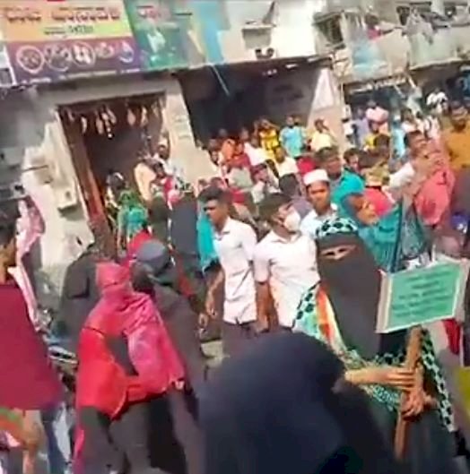 ಬಾಗಲಕೋಟೆ: ಹಿಜಾಬ್-ಕೇಸರಿ ಶಾಲು ಪ್ರತಿಭಟನೆ:ಕಲ್ಲು-ಚಪ್ಪಲಿ ತೂರಾಟ:ಒಬ್ಬನಿಗೆ ಗಾಯ