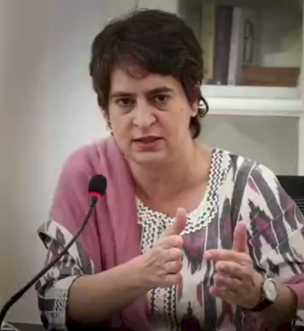 ಹೆಣ್ಮಕ್ಳು ಬಿಕಿನಿ,ಜೀನ್ಸ್ ಬೇಕಾದ ಉಡುಗೆ ಧರಿಸಿ : ಹಿಜಾಬ್ ಪರ ಬ್ಯಾಟ್ ಬೀಸಿದ ಪ್ರಿಯಾಂಕಾ