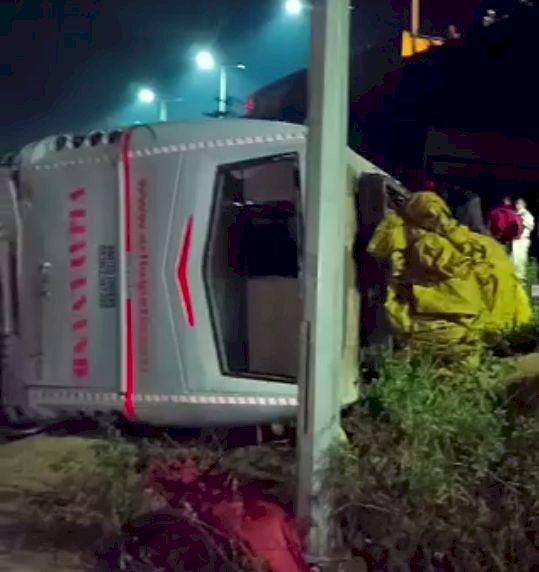 ಬ್ರಿಡ್ಜ್ ಮೇಲಿಂದ ವಿ ಆರ್ ಎಲ್ ಬಸ್ ಪಲ್ಟಿ : ಮೂವರ ಸಾವು ಹಲವರಿಗೆ ಗಾಯ