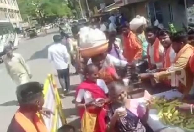 ಹುಬ್ಬಳ್ಳಿ: ಸಿದ್ಧಾರೂಢರ ಜಾತ್ರೆಯಲ್ಲಿ ಹಣ್ಣು ಹಾಲು ವಿತರಣೆ: ಸಾರ್ವಜನಿಕರ ದಾಹ ತೀರಿಸಿದ ಭಕ್ತರು