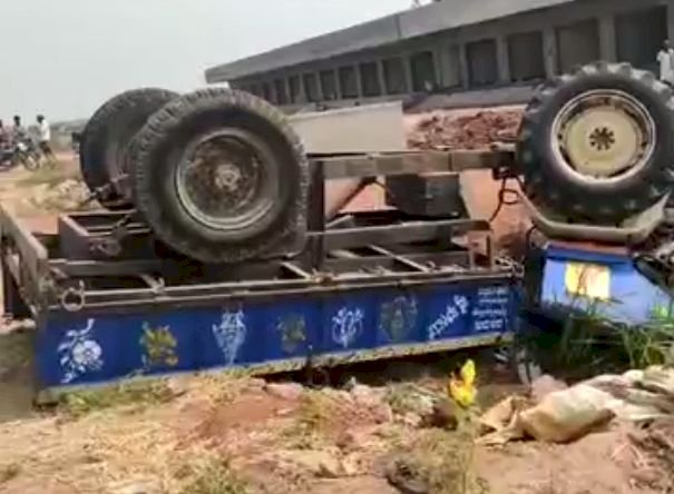 ಬ್ರೇಕಿಂಗ್ : ನಿಶ್ಚಿತಾರ್ಥಕ್ಕೆ ಹೊರಟಿದ್ದ ಟ್ರಾಕ್ಟರ್ ಪಲ್ಟಿ ; ನಾಲ್ವರ ಸಾವು, ಹಲವರಿಗೆ ಗಂಭೀರ ಗಾಯ