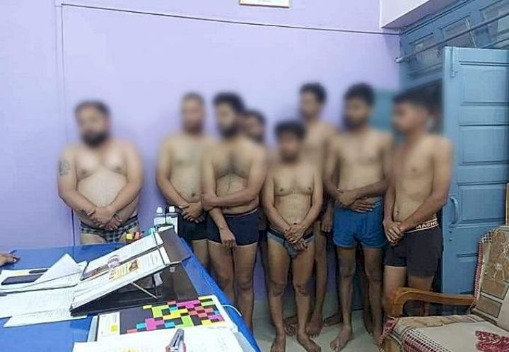 ಠಾಣೆಯಲ್ಲಿ ಪತ್ರಕರ್ತರ ಬಟ್ಟೆ ಬಿಚ್ಚಿಸಿದ ಪೊಲೀಸರು ಸಸ್ಪೆಂಡ್