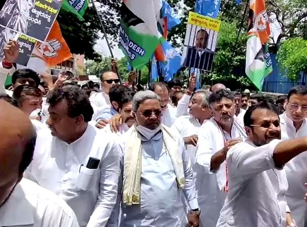 ಬೆಂಗಳೂರು: ಸಿಎಂ ಮನೆ ಮುತ್ತಿಗೆಗೆ ಹೊರಟ್ಟಿದ್ದ ಕಾಂಗ್ರೆಸ್ ನಾಯಕರು,ಕಾರ್ಯಕರ್ತರ ಬಂಧನ