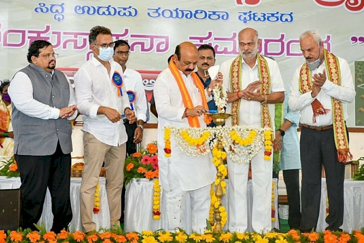 ಹಾವೇರಿ: ತವರಿನಲ್ಲಿ ಸಿದ್ಧ ಉಡುಪು ತಯಾರಿಕಾ ಘಟಕಕ್ಕೆ ಸಿಎಂ ಚಾಲನೆ