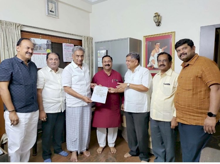 ಹುಬ್ಬಳ್ಳಿ: ಹೊರಟ್ಟಿ ಮನೆಗೆ ತೆರಳಿ ಬಿ ಫಾರ್ಮ್ ನೀಡಿದ ಮಾಜಿ ಸಿಎಂ, ಬಿಜೆಪಿ ಮುಖಂಡರು