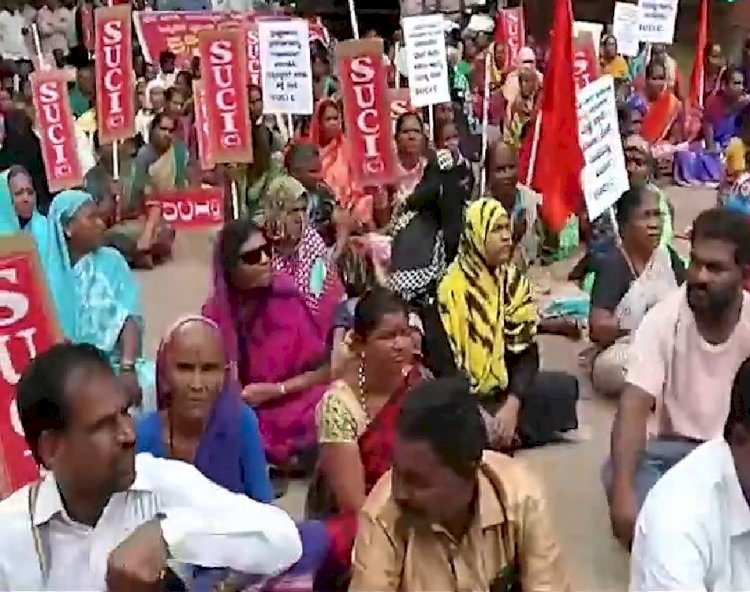 ಧಾರವಾಡ: ಬೆಲೆ ಏರಿಕೆ ವಿರುದ್ಧ ಬೀದಿಗಿಳಿದ ಬಡವರು