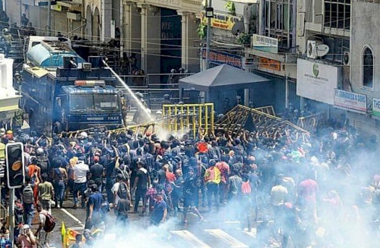 ಜನಾಕ್ರೋಶಕ್ಕೆ ಹೊತ್ತಿ ಉರಿಯುತ್ತಿದೆ ಶ್ರೀಲಂಕಾ; ಎಮರ್ಜೆನ್ಸಿ ಘೋಷಣೆ, ಸೇನಾ ಸುಪರ್ದಿಗೆ ಟಿವಿ ಚಾನಲ್​ಗಳು