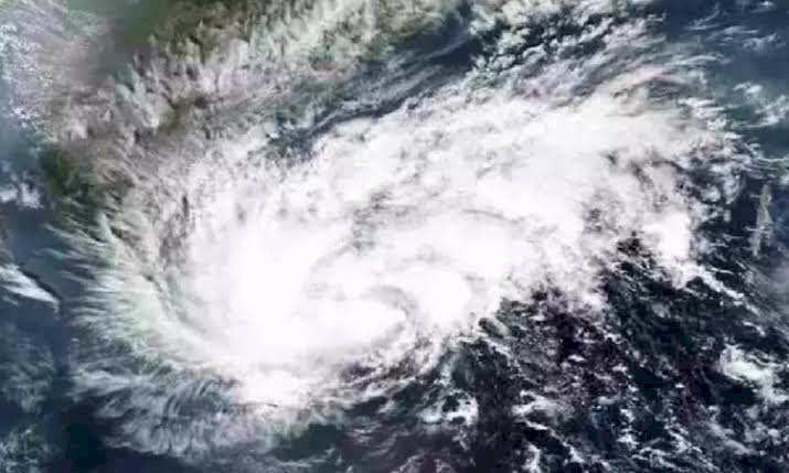 ಅವಾಂತರಿ ಸೈಕ್ಲೋನ್ಗೆ ನಲುಗಿದ ಗುಜರಾತ್ : 125 ಕಿಮೀ ವೇಗದಲ್ಲಿ ಬೀಸಿದ ಮಾರುತ