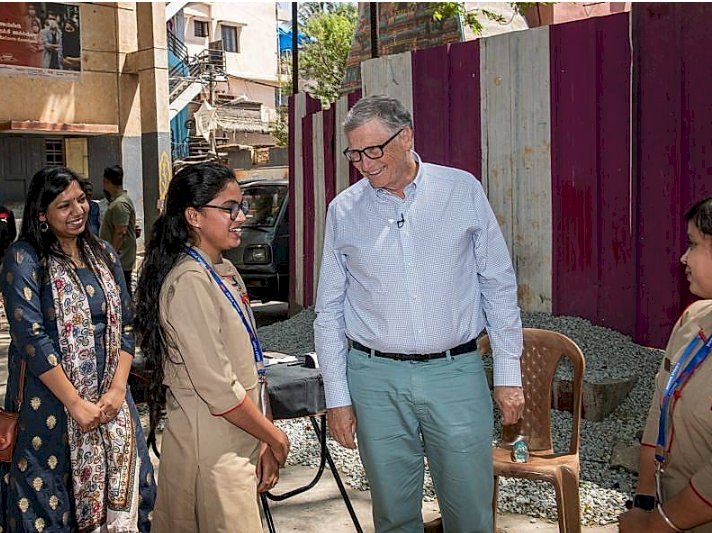 ಬೆಂಗಳೂರು ಪೋಸ್ಟ್‌ ಮಾಸ್ಟರ್ ಕೆಲಸಕ್ಕೆ ಮನಸೋತ ಮೈಕ್ರೋಸಾಫ್ಟ್ ಸಿಇಒ - ಕುಸುಮಾ ಜೊತೆಗಿನ ಫೋಟೋ ಹಂಚಿಕೊಂಡ ಬಿಲ್‌ಗೇಟ್ಸ್