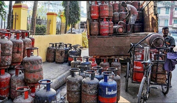 ಕೇಂದ್ರ ಸರ್ಕಾರದಿಂದ ಮತ್ತೊಂದು ಸಿಹಿ ಸುದ್ದಿ - ವಾಣಿಜ್ಯ ಸಿಲಿಂಡರ್‌ಗಳ ದರದಲ್ಲಿ 157 ರೂಪಾಯಿ ಇಳಿಕೆ