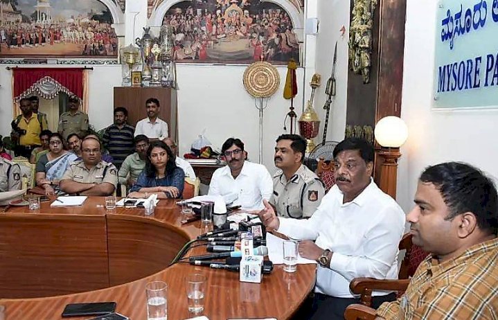 ಮೈಸೂರು: ದಸರಾ ಆಚರಣೆಯ ಪ್ರತಿಯೊಂದು ಕಾರ್ಯಕ್ರಮದಲ್ಲಿಯೂ ಉತ್ತಮ ಸಂದೇಶ ನೀಡುವಂತೆ ಇರಬೇಕು - ಹೆಚ್ ಸಿ ಮಹದೇವಪ್ಪ