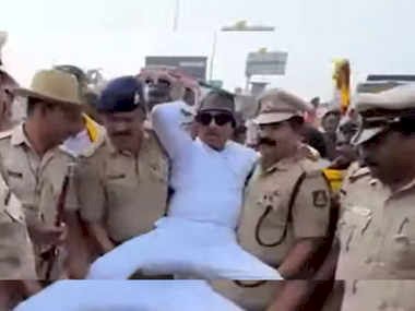 ಬೆಂಗಳೂರು: ಕಾವೇರಿ ಕಿಚ್ಚು - ತಮಿಳುನಾಡಿನತ್ತ ಹೊರಟಿದ್ದ ವಾಟಾಳ್, ಸಾ.ರಾ.ಗೋವಿಂದ ಸೇರಿ ಹೋರಾಟಗಾರರು ಅರೆಸ್ಟ್