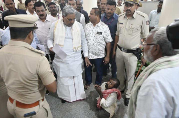 ಬೆಳಗಾವಿ : ಅಧಿವೇಶನಕ್ಕೂ ಮುನ್ನ ಅಹವಾಲು ಸ್ವೀಕರಿಸಿದ ಸಿಎಂ - ವಿಶೇಷ ಚೇತನನಿಗೆ ನೆರವಾಗುವಂತೆ ಅಧಿಕಾರಿಗಳಿಗೆ ಸೂಚನೆ