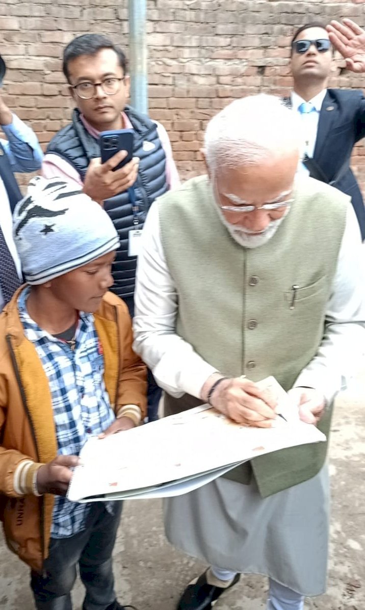 ಅಯೋಧ್ಯೆಯಲ್ಲಿ ಮಕ್ಕಳೊಂದಿಗೆ ಮೋದಿ ಸೆಲ್ಫಿ, ಆಟೋಗ್ರಾಫ್‌ ನೀಡಿದ ಪ್ರಧಾನಿ