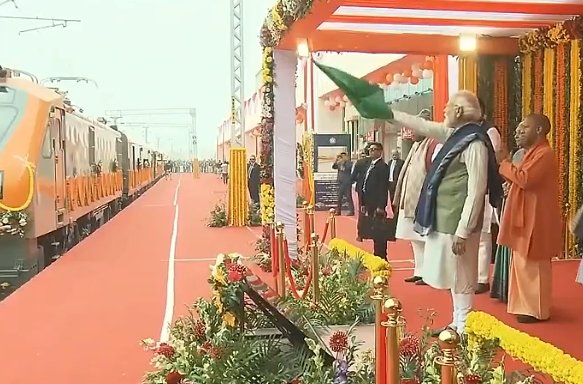 ವಂದೇ ಭಾರತ್ ಎಕ್ಸ್‌ಪ್ರೆಸ್ ರೈಲಿಗೆ ಪ್ರಧಾನಿ ನರೇಂದ್ರ ಮೋದಿ ಚಾಲನೆ