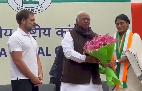 ರಾಹುಲ್ ಗಾಂಧಿ, ಖರ್ಗೆ ಸಮ್ಮುಖದಲ್ಲಿ ಕಾಂಗ್ರೆಸ್‌ ಸೇರಿದ ಆಂಧ್ರ ಸಿಎಂ ಸಹೋದರಿ ಶರ್ಮಿಳಾ