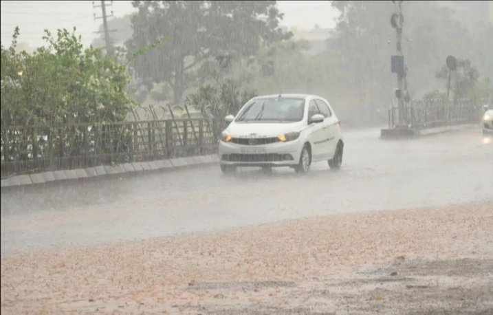 ಬೀದರ್‌ : ನಗರ ಸೇರಿದಂತೆ ಜಿಲ್ಲೆಯ ಹಲವೆಡೆ ಗುಡುಗು, ಮಿಂಚು ಸಹಿತ ಭಾರಿ ಮಳೆ