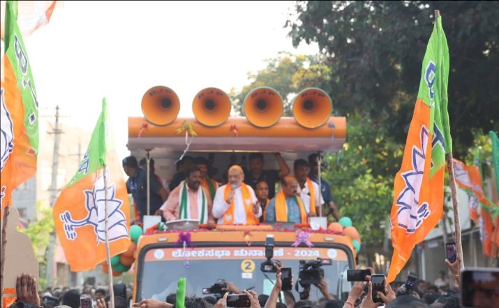 ರಾಣೆಬೆನ್ನೂರಿನಲ್ಲಿ ಅಮಿತ್ ಶಾ ರೋಡ್ ಶೋ, ಭಾರೀ ಜನಸ್ತೋಮ ಕಂಡು ಪುಳಕಿತಗೊಂಡ ಕೇಂದ್ರ ಸಚಿವ!