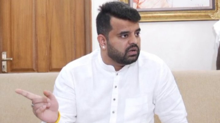 ಪ್ರಜ್ವಲ್‌ಗೆ ವಿದೇಶಾಂಗ ಸಚಿವಾಲಯದಿಂದ ಶೋಕಾಸ್ ನೋಟಿಸ್