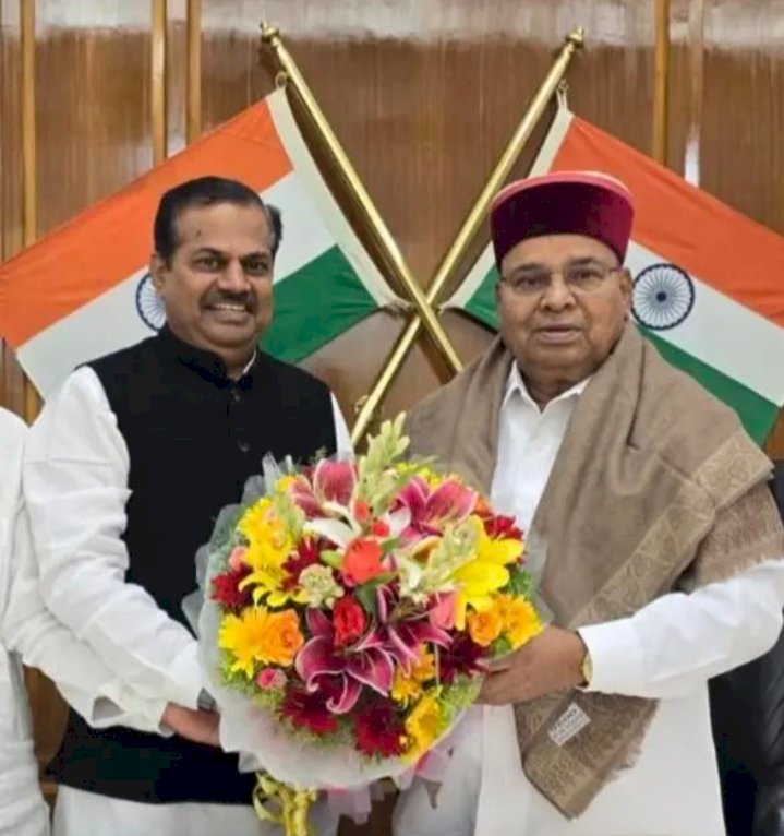 ಧಾರವಾಡ: ಇಂಧನ ದರ ಏರಿಕೆ ತಡೆಹಿಡಿಯುವಂತೆ ರಾಜ್ಯಪಾಲರಿಗೆ ಮನವಿ ಸಲ್ಲಿಸಿದ ನೀರಲಕೇರಿ