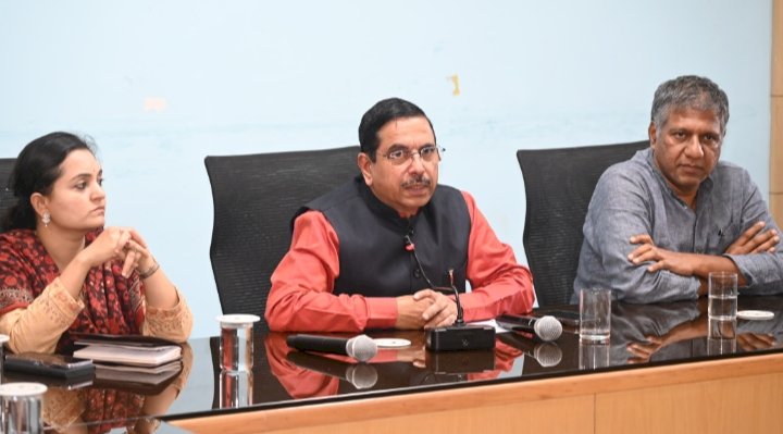 ಅವಳಿ ನಗರದಲ್ಲಿನ ಕಾಮಗಾರಿಗಳನ್ನು ಶೀಘ್ರದಲ್ಲಿ ಮುಗಿಸಿ : ಅಧಿಕಾರಿಗಳ ಜೊತೆ ಜೋಶಿ ಸಭೆ